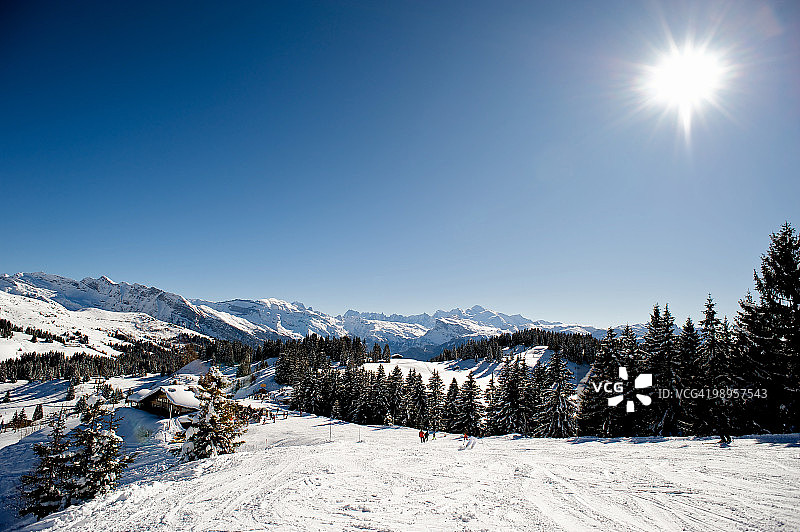 莱热冬季雪景，远眺勃朗峰图片素材
