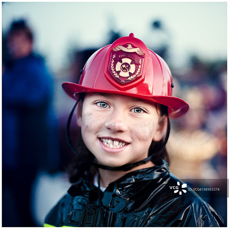装扮成消防员的小女孩图片素材