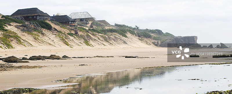 莫桑比克Inhambane，Barra的沙丘小屋倒映在退潮后的水池中图片素材