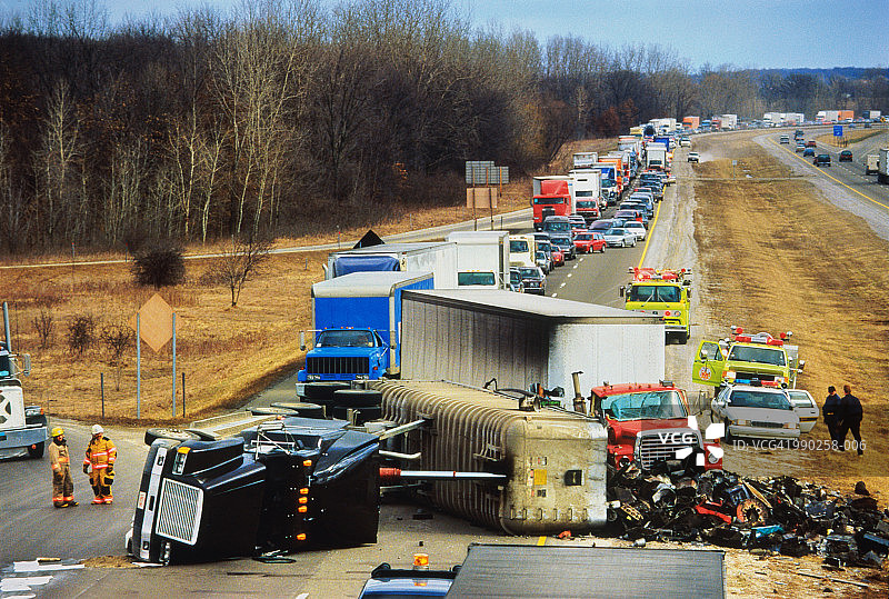 高速公路卡车侧翻，后方交通堵塞图片素材