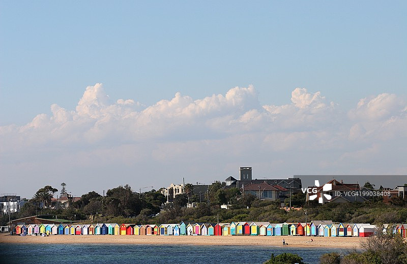 海滩上的彩色小屋图片素材