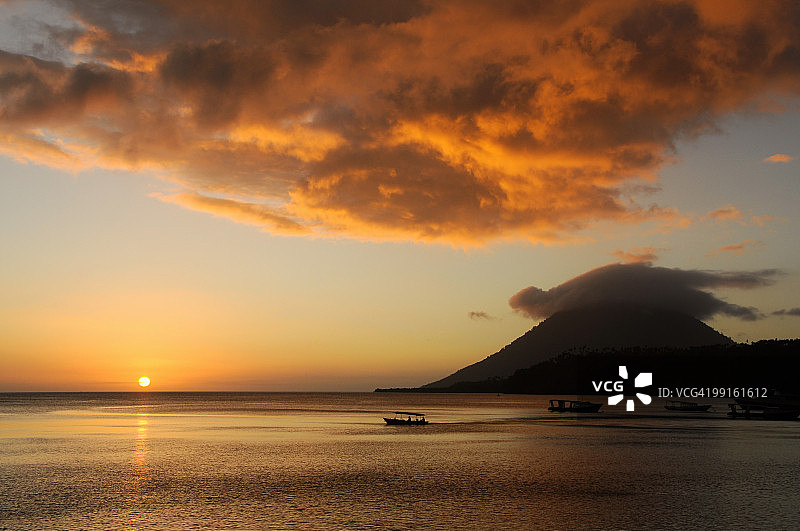 印度尼西亚布纳肯岛的日落图片素材