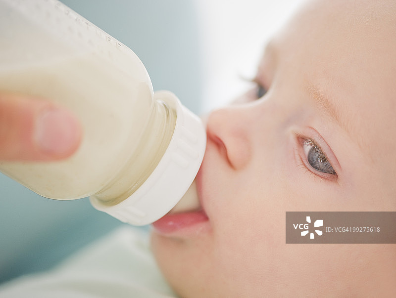 宝宝喝奶图片素材