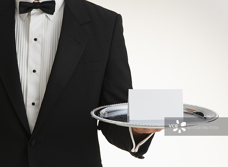 管家端着银盘图片素材