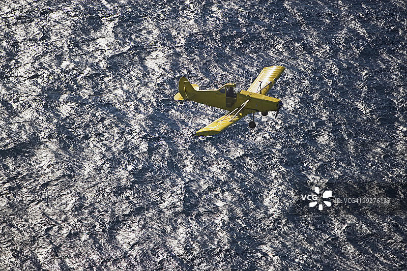 水面上方上升的小型飞机图片素材