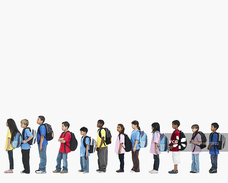 一排背着背包的孩子图片素材