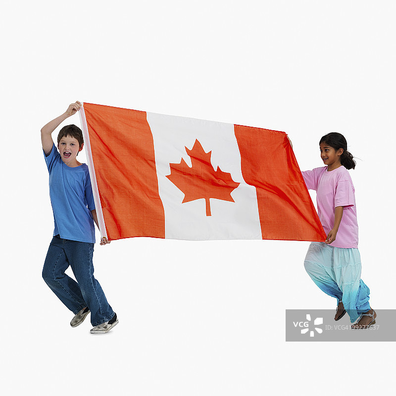 孩子们扛着加拿大国旗图片素材