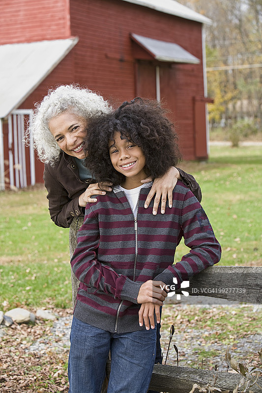 女人拥抱孩子图片素材