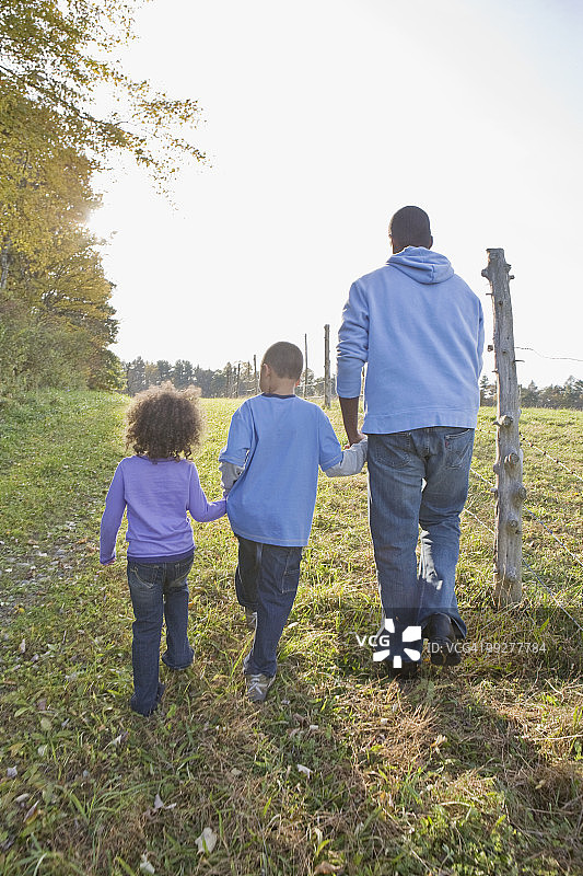 父亲和孩子们一起散步图片素材