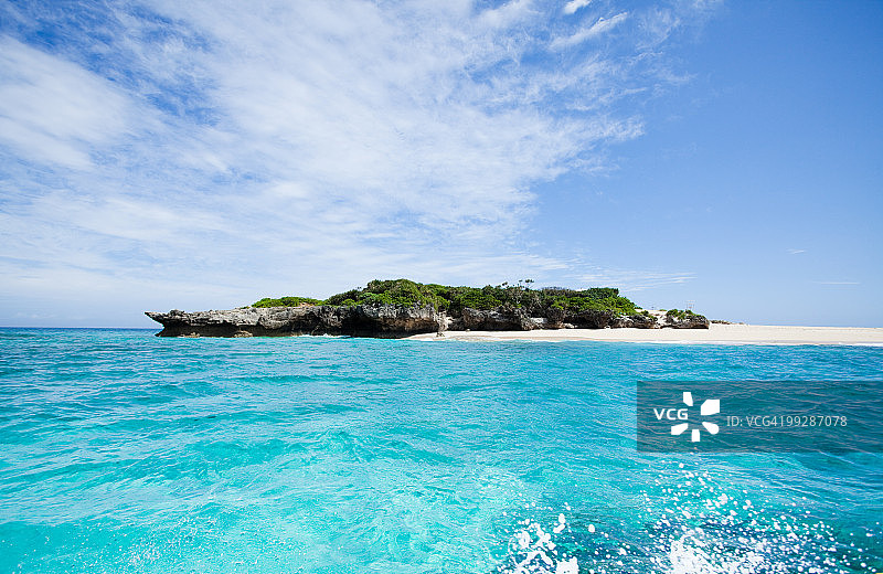 冲绳环礁上的荒凉热带岛屿图片素材