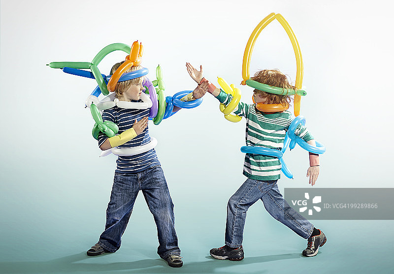 两个穿着花哨服装玩耍的男孩的肖像图片素材