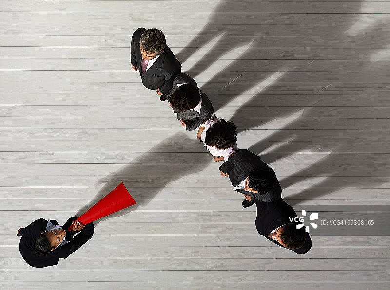 商务女性向同事喊话图片素材