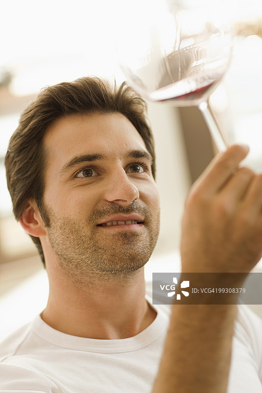 男人品尝红酒图片素材