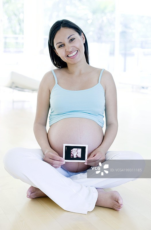 孕妇手拿她的婴儿扫描图图片素材