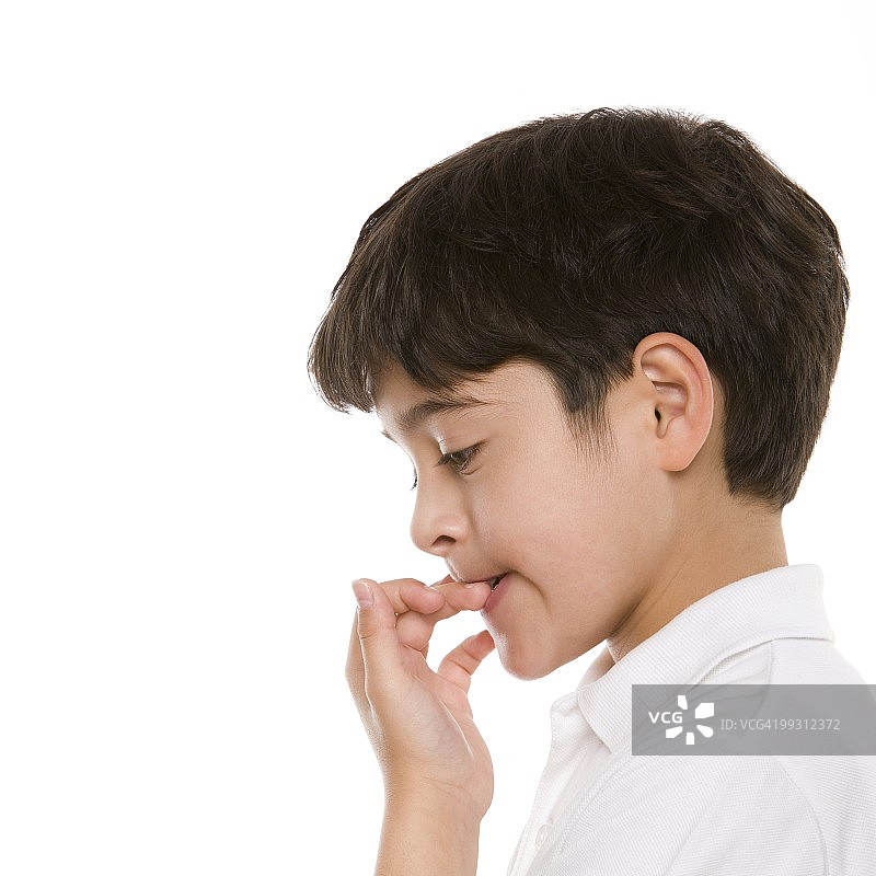 男孩咬指甲图片素材