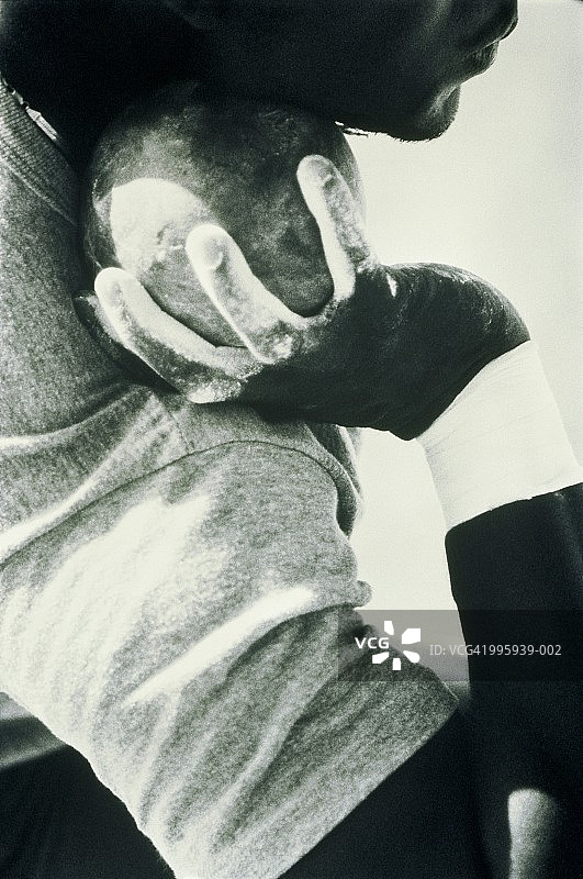 铅球运动员的特写（黑白）图片素材