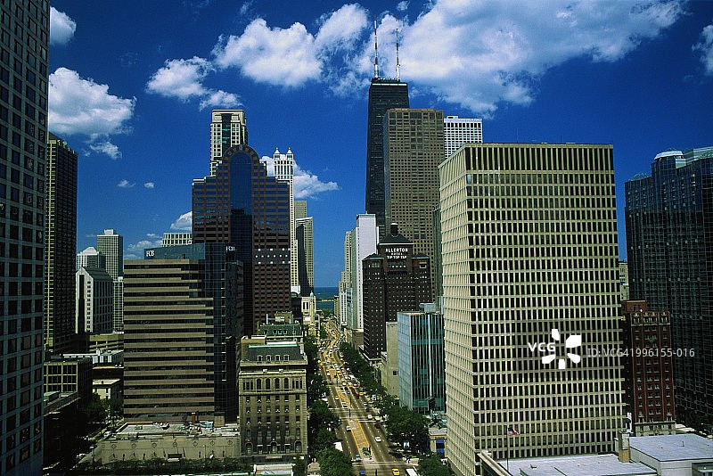 美国伊利诺伊州芝加哥：通往密歇根湖的北密歇根大街图片素材