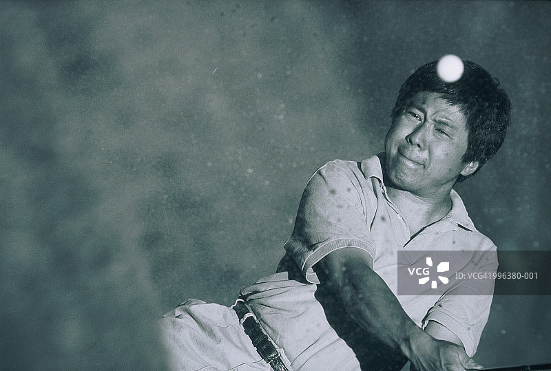 高尔夫，男人从沙坑击球（黑白）图片素材