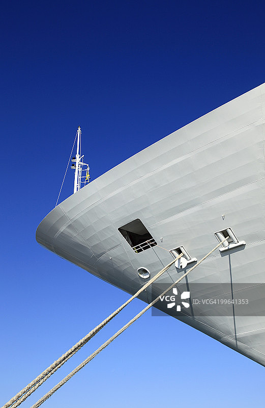 系泊巡洋舰船头图片素材