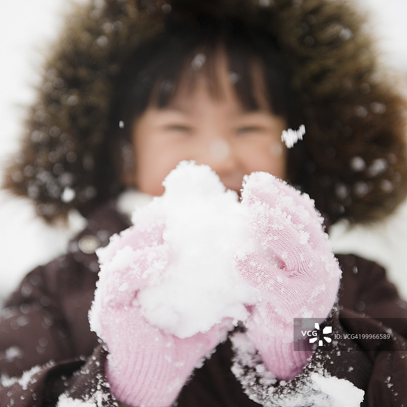 拿着雪球的中国女孩图片素材