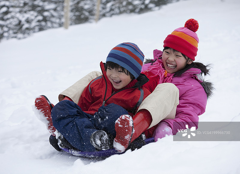 欢笑的日本儿童在滑雪图片素材