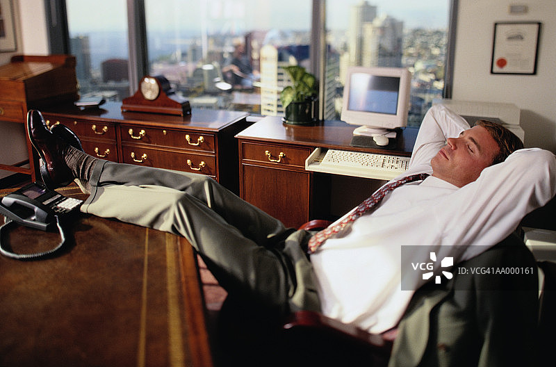 在办公室小憩的商人图片素材