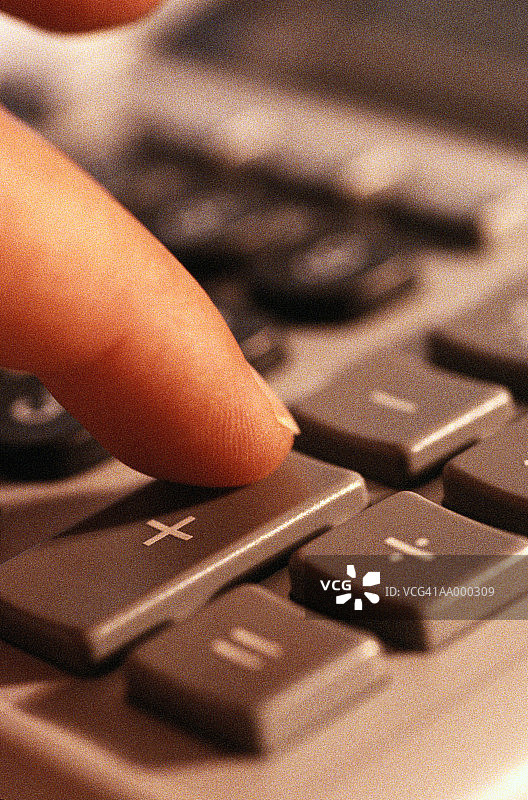 加法键上的手指特写图片素材