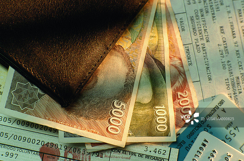 银行账单上的西班牙货币和信用卡图片素材