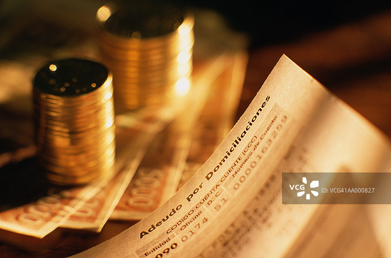 账单旁的西班牙货币图片素材
