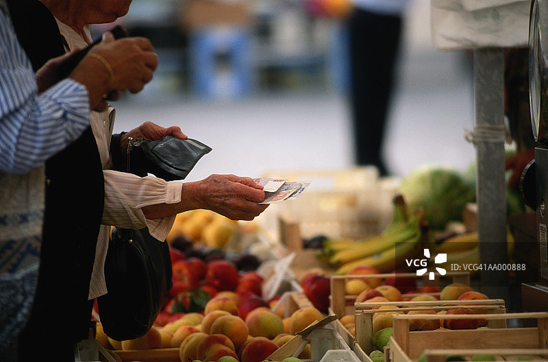 情侣在户外市场购买水果图片素材