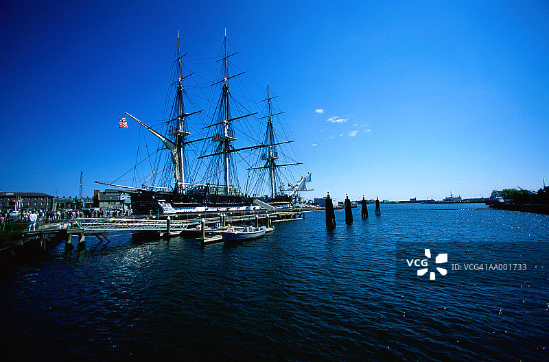 波士顿港的宪法号战舰图片素材