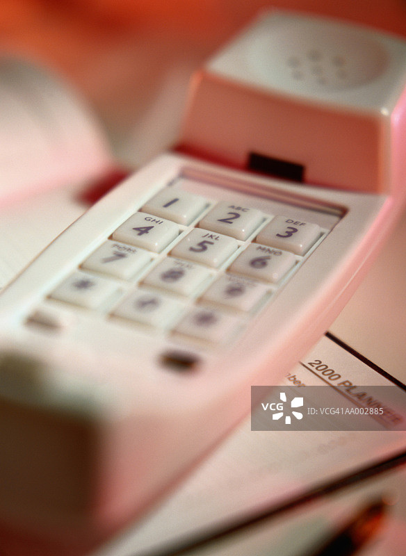 放在日程计划本上的电话听筒图片素材