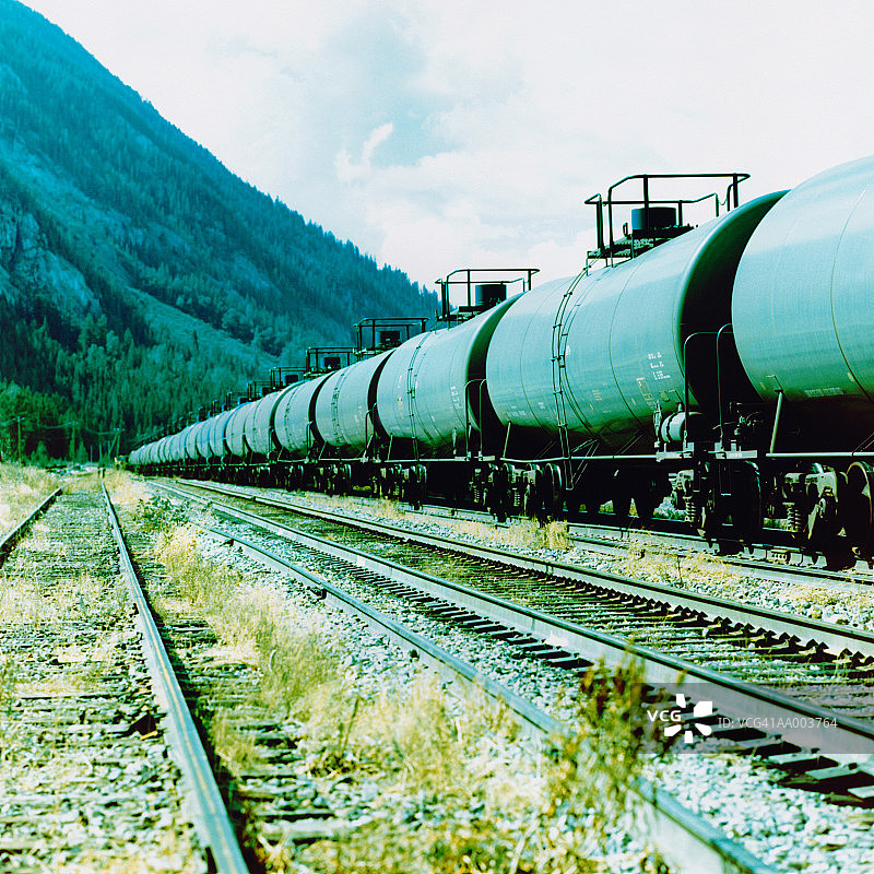 废弃的铁路轨道和火车图片素材