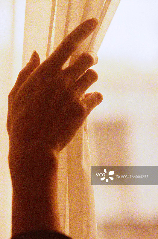 拉着窗帘的手图片素材