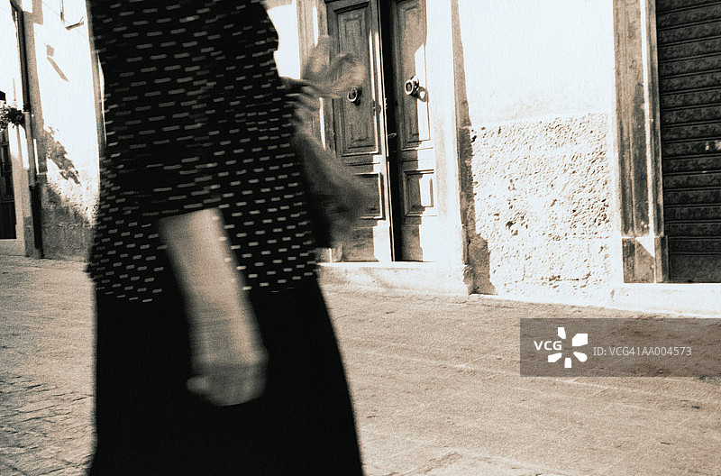 在意大利街道上行走的女人图片素材