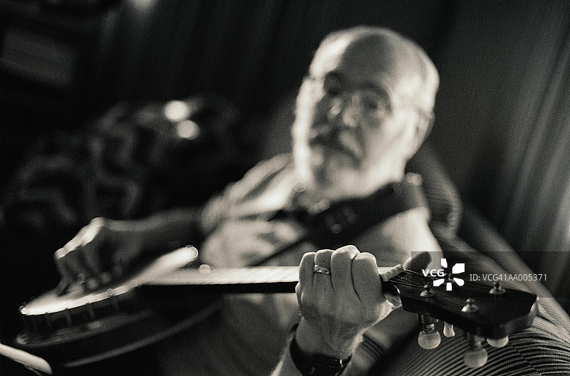 男人弹班卓琴图片素材