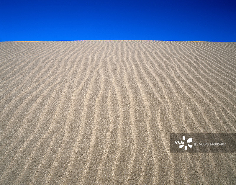 蓝天下沙丘图片素材