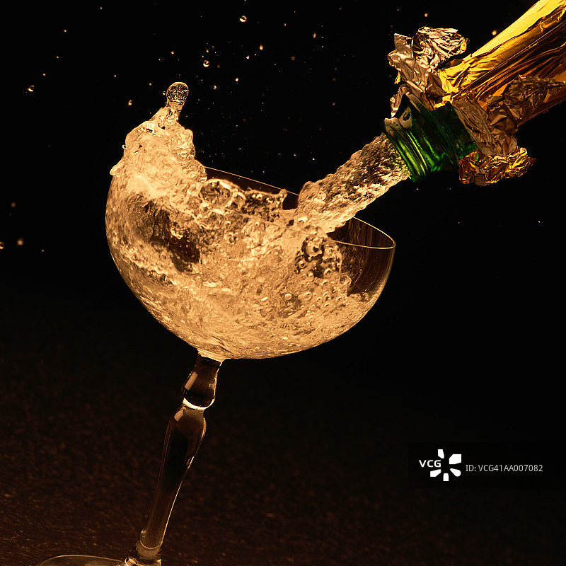倾倒香槟图片素材