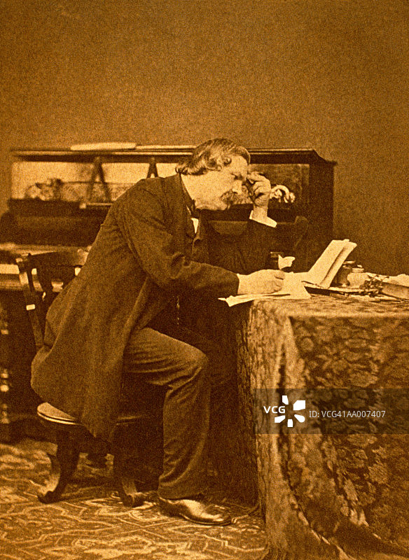 书桌前的作家图片素材