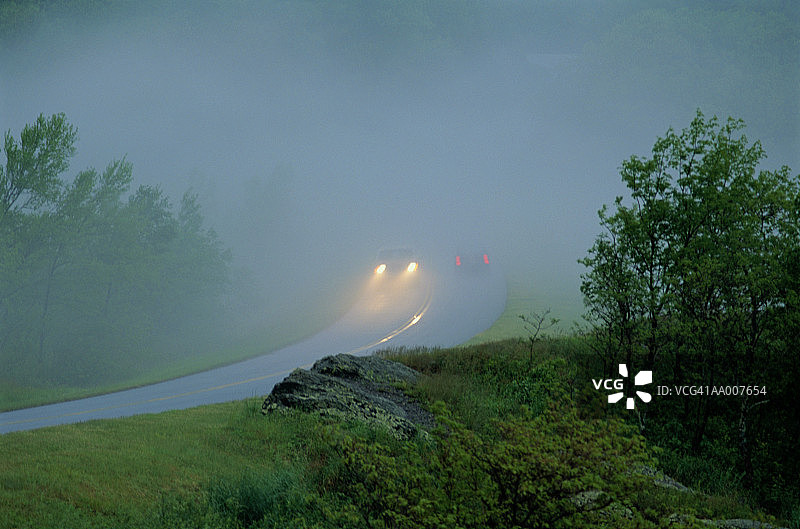 雾中高速公路上的汽车图片素材