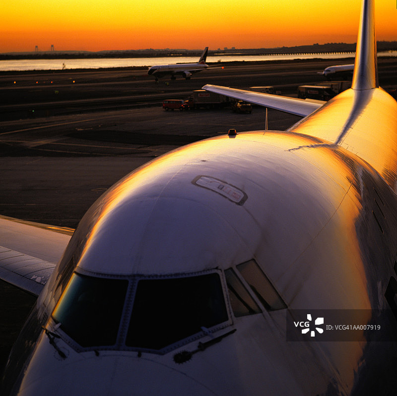 日落时分的飞机图片素材
