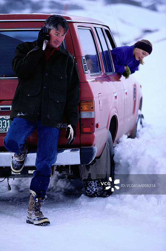 汽车陷在雪中，一名男子呼救图片素材