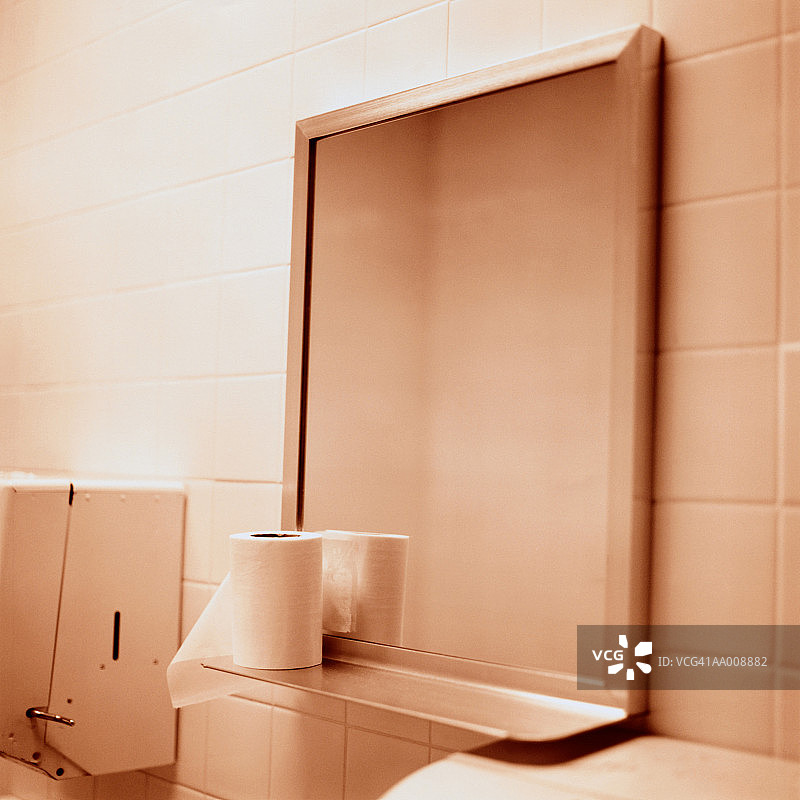 男士洗手间中的镜子图片素材