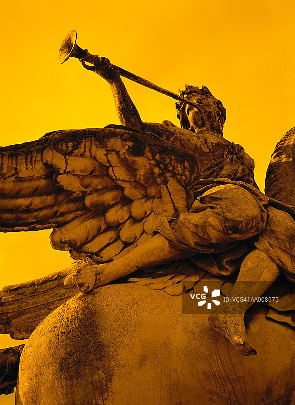 吹号角的天使加百列雕像图片素材