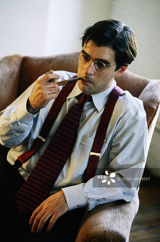 男人在抽烟斗图片素材