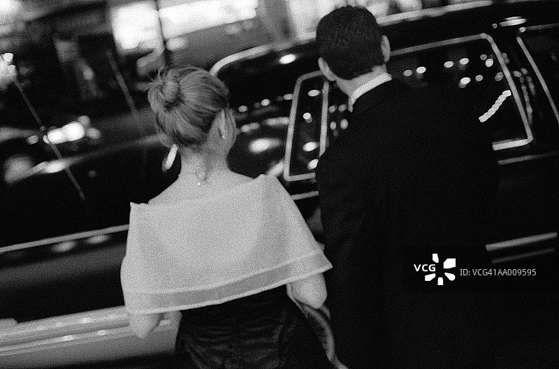 情侣进入豪华轿车图片素材