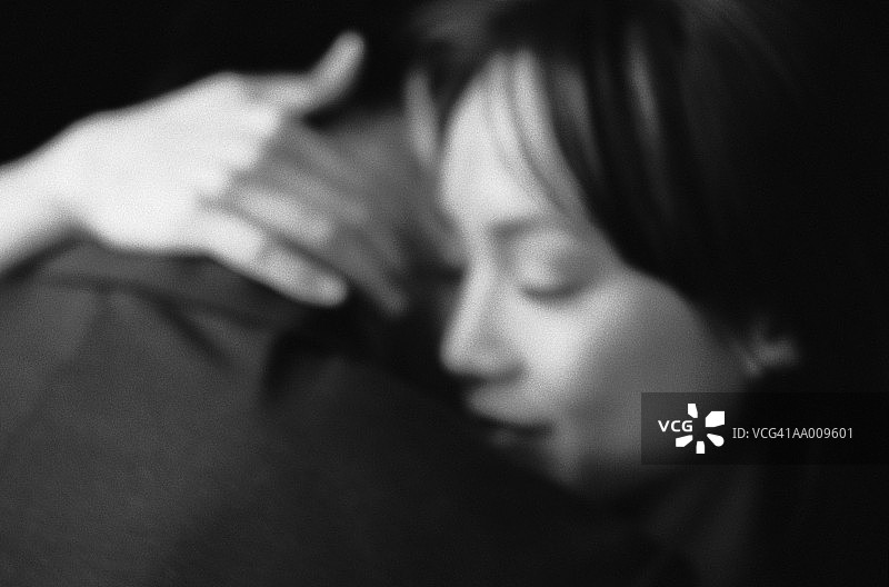 两人拥抱图片素材