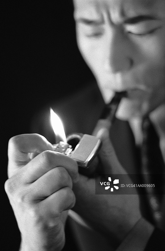 男人点燃烟斗图片素材