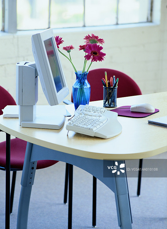 带有电脑和鲜花的桌子图片素材