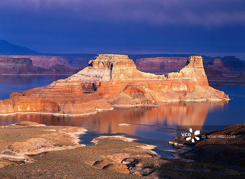 亚利桑那州佩吉市鲍威尔湖上的枪 sight 比特图片素材
